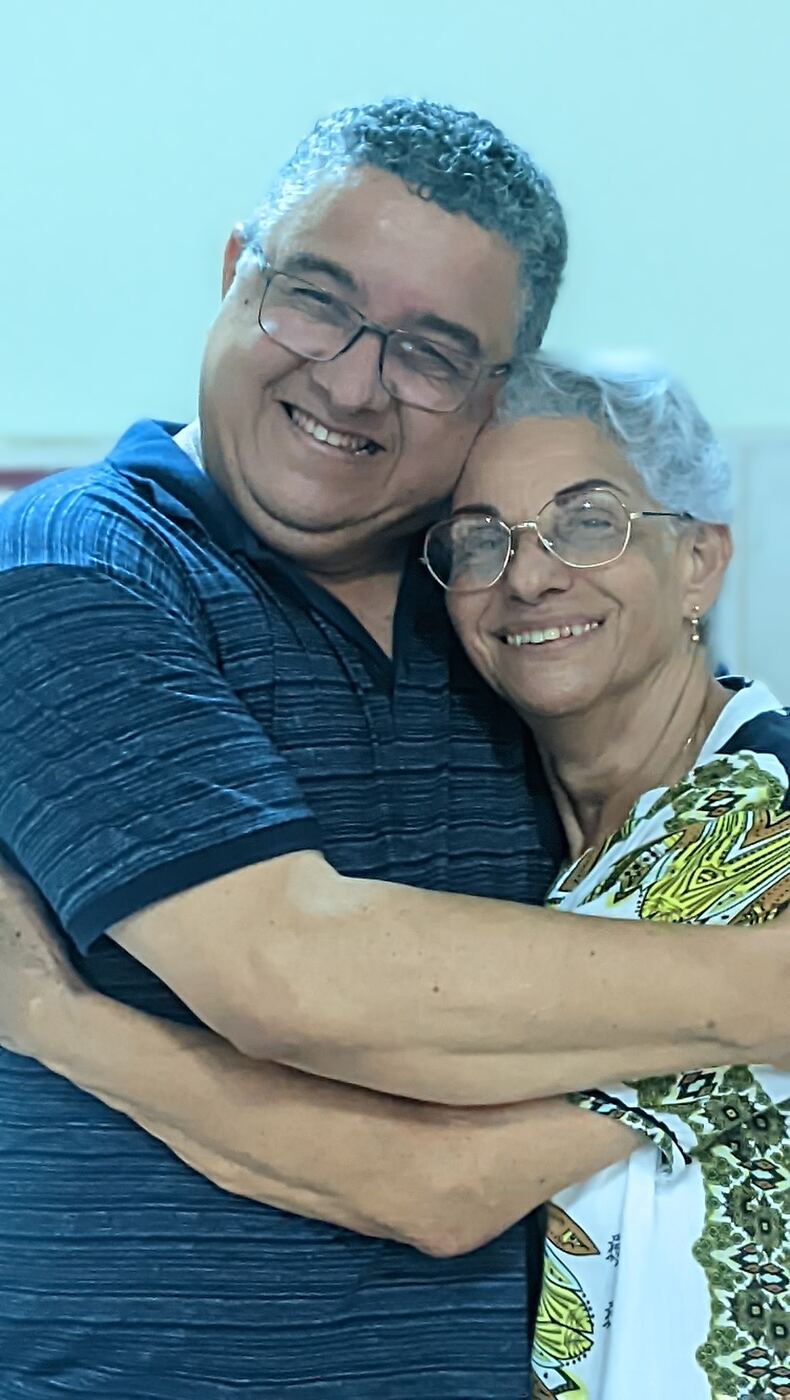 Dois irmãos se abraçando sorrindo no dia da profissão