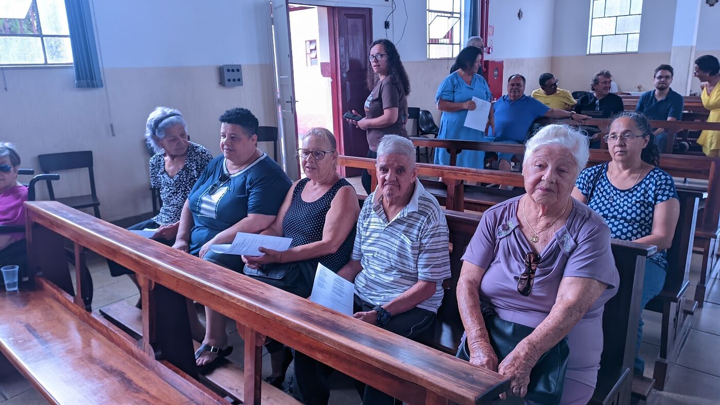 Irmãos e irmãs reunidos em celebração na capela