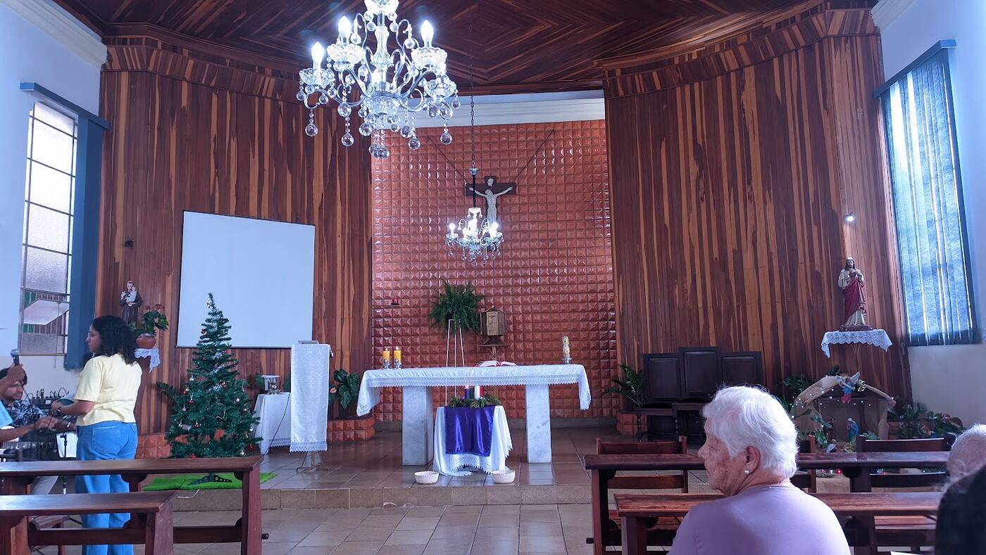 Altar da capela preparado para a celebração da profissão