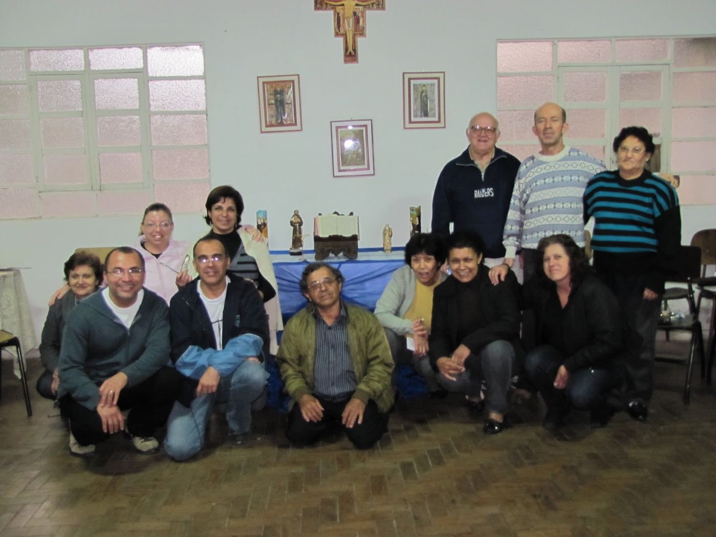 Irmãos e irmãs da Fraternidade São Francisco de Assis reunidos para a foto ao fim de um encontro