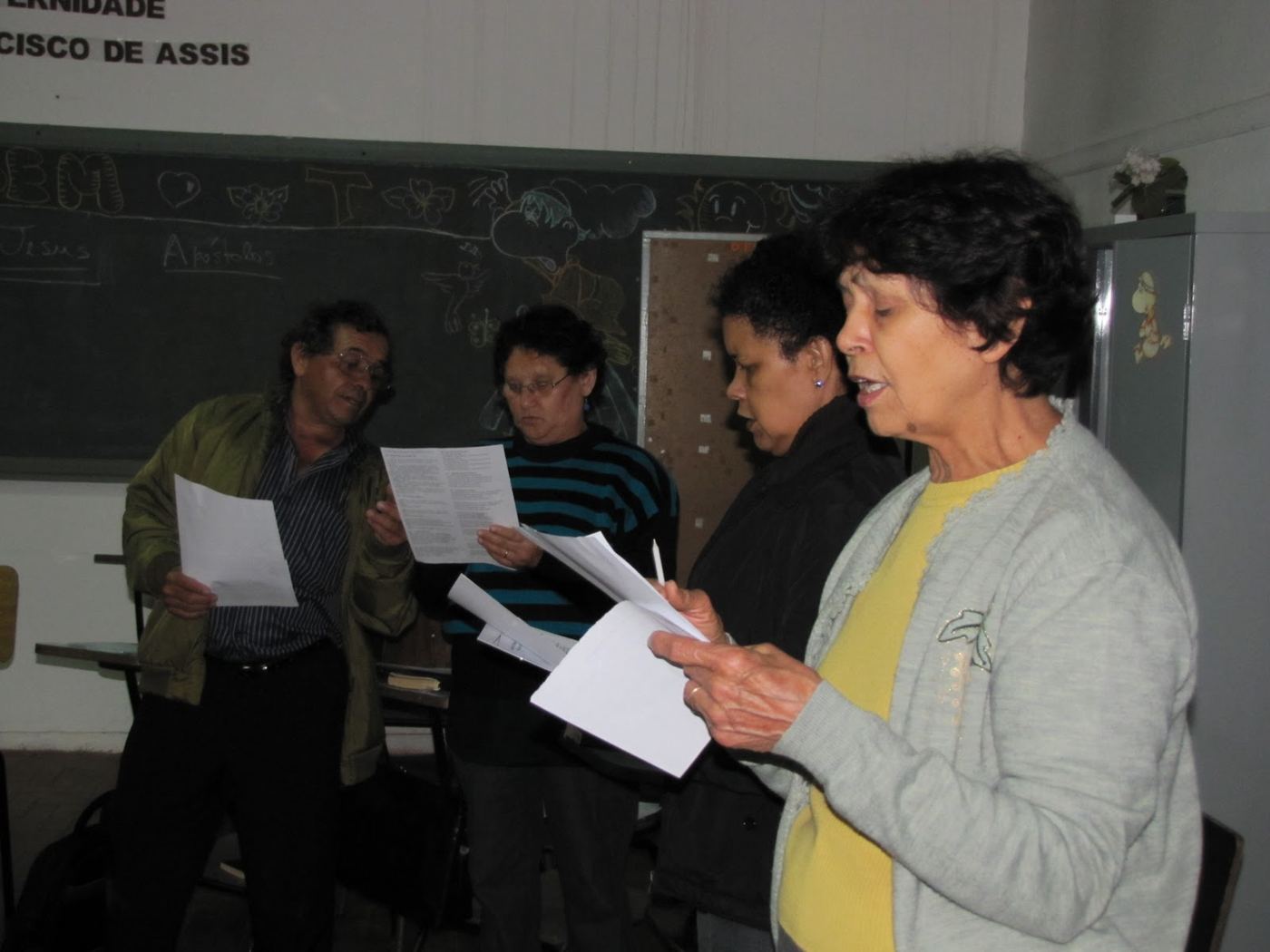 Irmãs lendo juntas o texto do encontro de formação